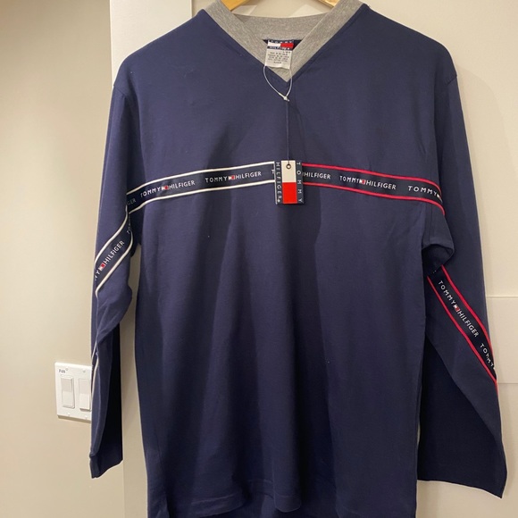 *90s* Tommy Hilfiger VINTAGE Long Sleeve Tshirt … - Picture 4 of 5